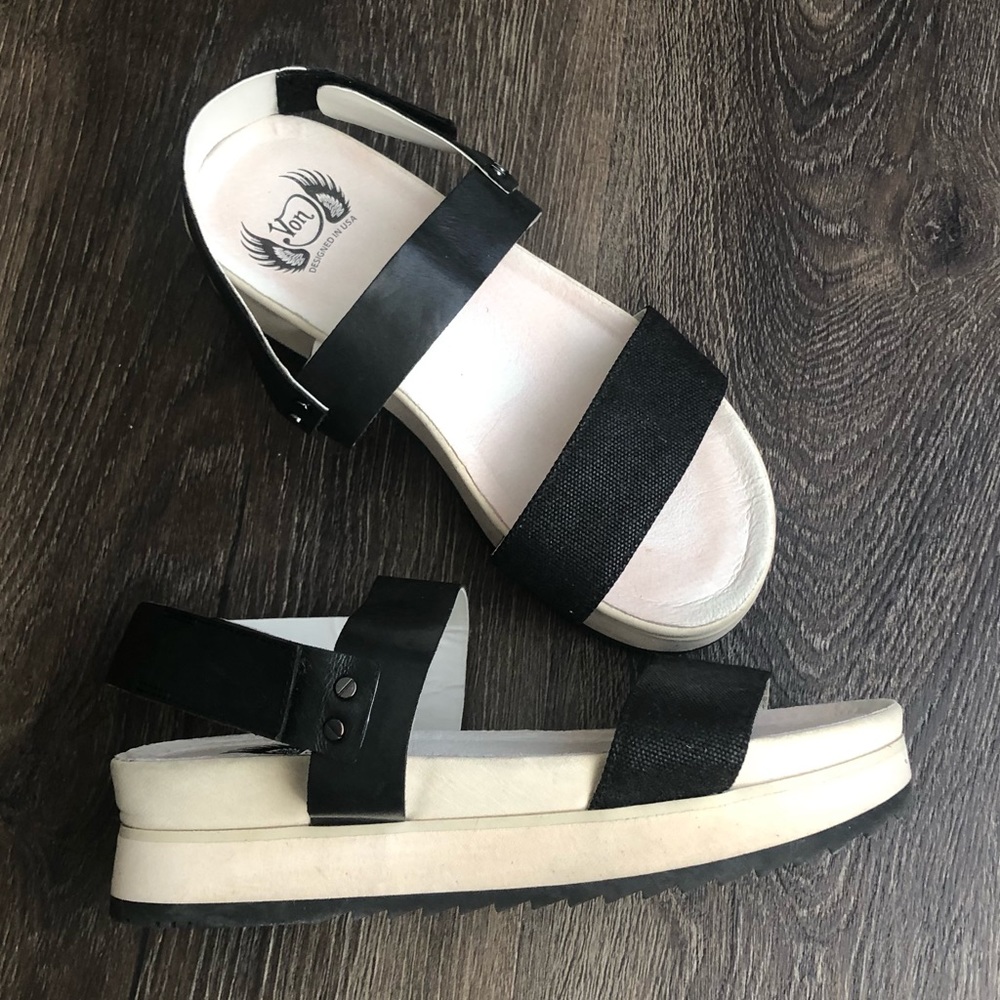 Beautiful buckle up leather sandals. Size 6.5.